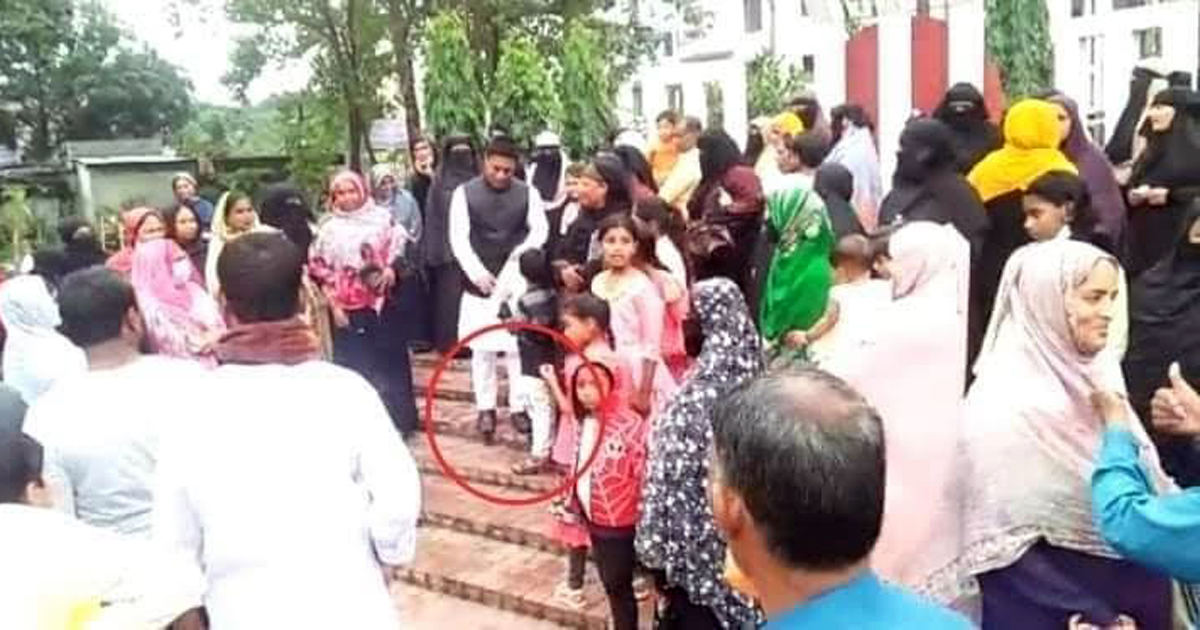 শহীদ মিনারে জুতা পায়ে ইউপি সদস্য প্রার্থী