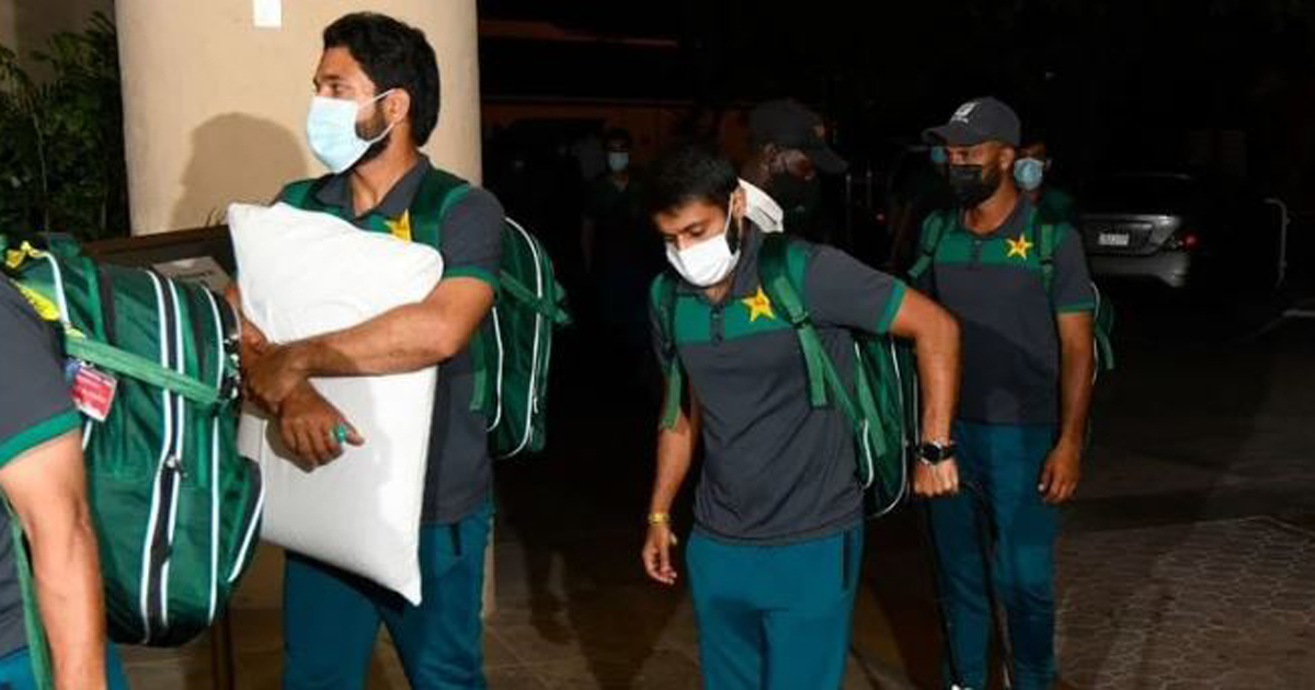 বুকে বালিশ চেপেই দেশে ফিরলেন রিজওয়ান