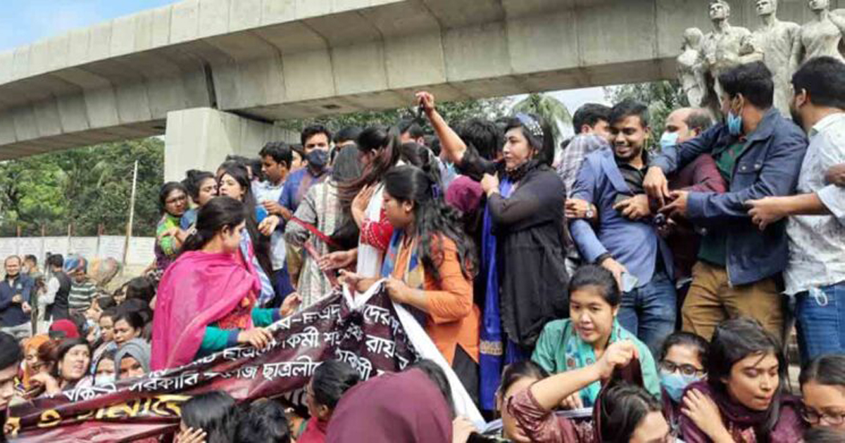 নেত্রীদের ধাক্কাধাক্কি, ব্যানার ছাড়াই ছাত্রলীগ সমাবেশ