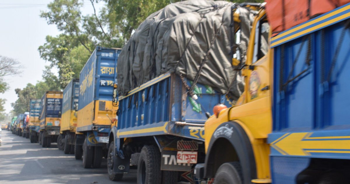 পাটুরিয়ায় ফেরি সংকট, পারের অপেক্ষায় হাজারও যানবাহন