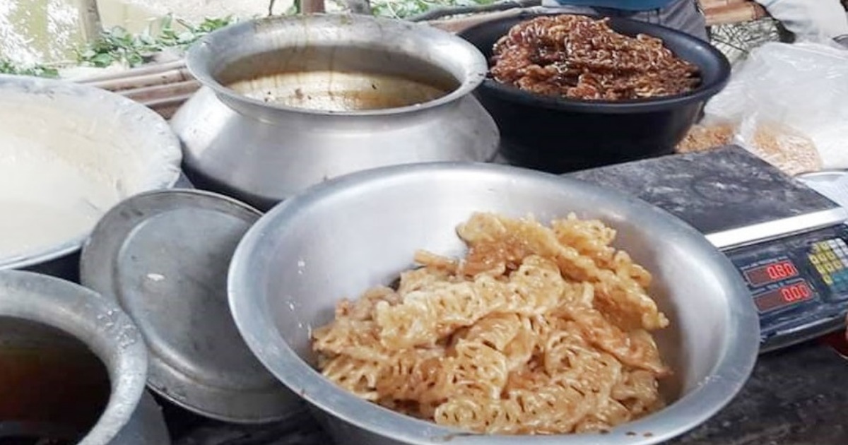 বউকে তালাক দিয়ে স্বামীর মিষ্টি বিতরণ