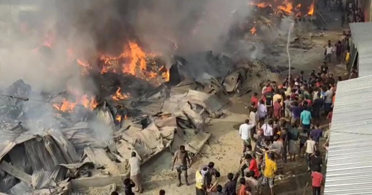 গাজীপুরে ঝুট গুদামে আগুন, নিয়ন্ত্রণে চারটি ইউনিট