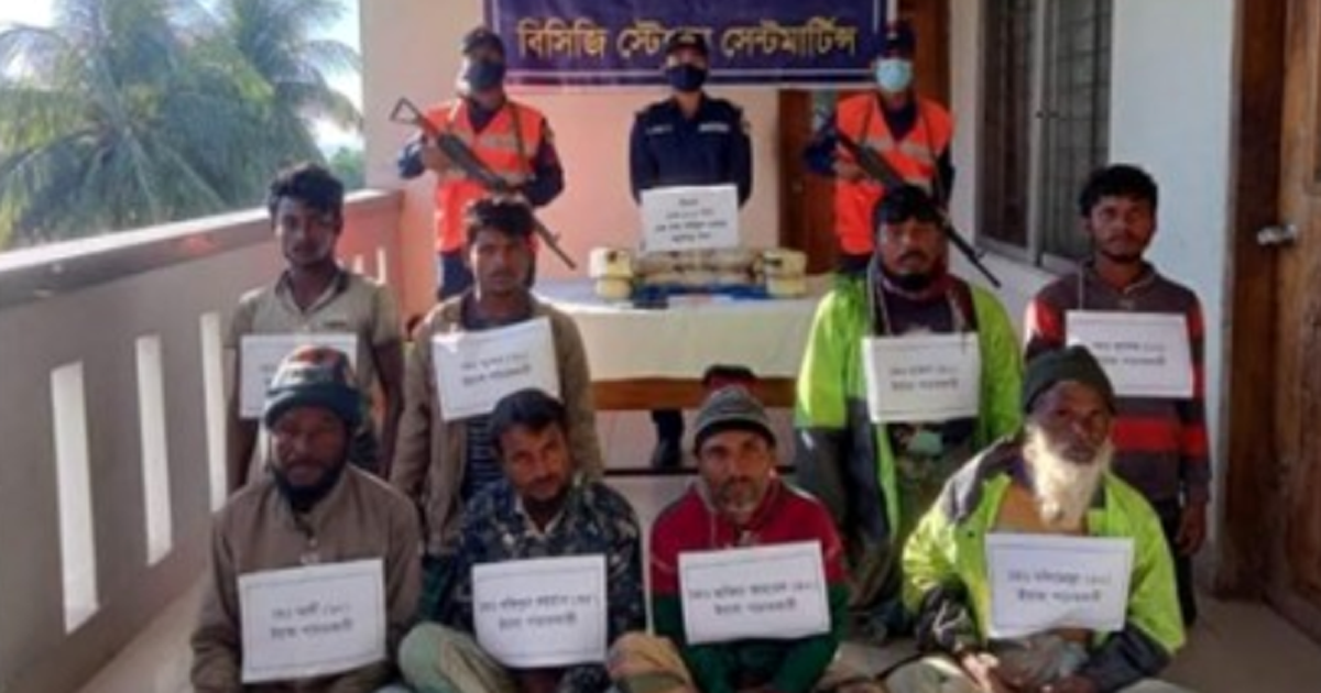 সেন্টমার্টিন থেকে ১ লাখ ৩৫ হাজার ইয়াবাসহ ৮ মাঝিমাল্লা আটক
