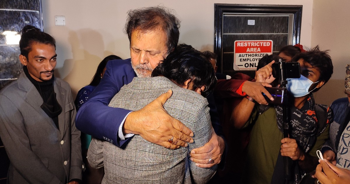 তারিক আনামকে জড়িয়ে কাঁদলেন সিয়াম