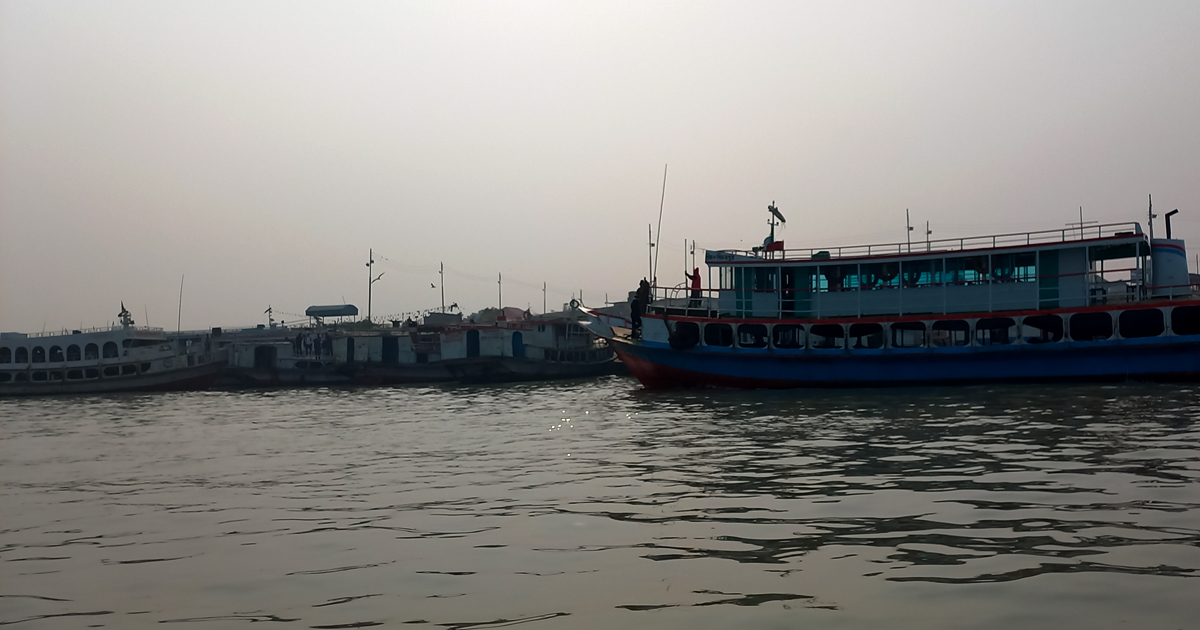 ঘন কুয়াশায় বাংলাবাজার-শিমুলিয়া রুটে লঞ্চ-স্পিডবোট চলাচল বন্ধ