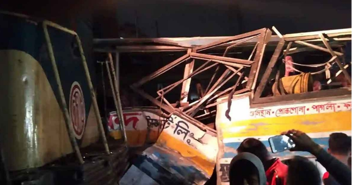 নারায়ণগঞ্জে ট্রেন-বাস সংঘর্ষে নিহত বেড়ে ৩