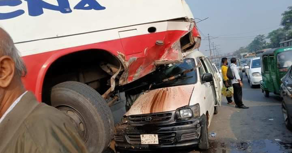 রোড ডিভাইডার ভেঙে বিপরীতমুখী মাইক্রোর ওপর উঠে গেল বাস