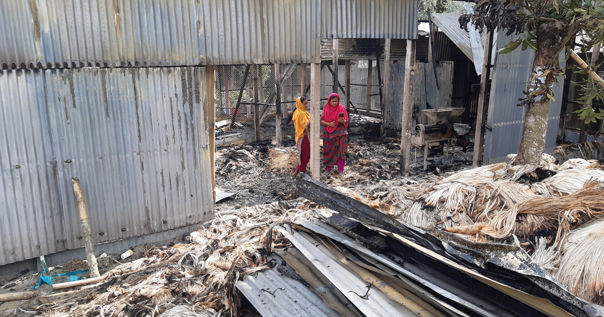 কালিহাতীতে পাটের গুদামে আগুন