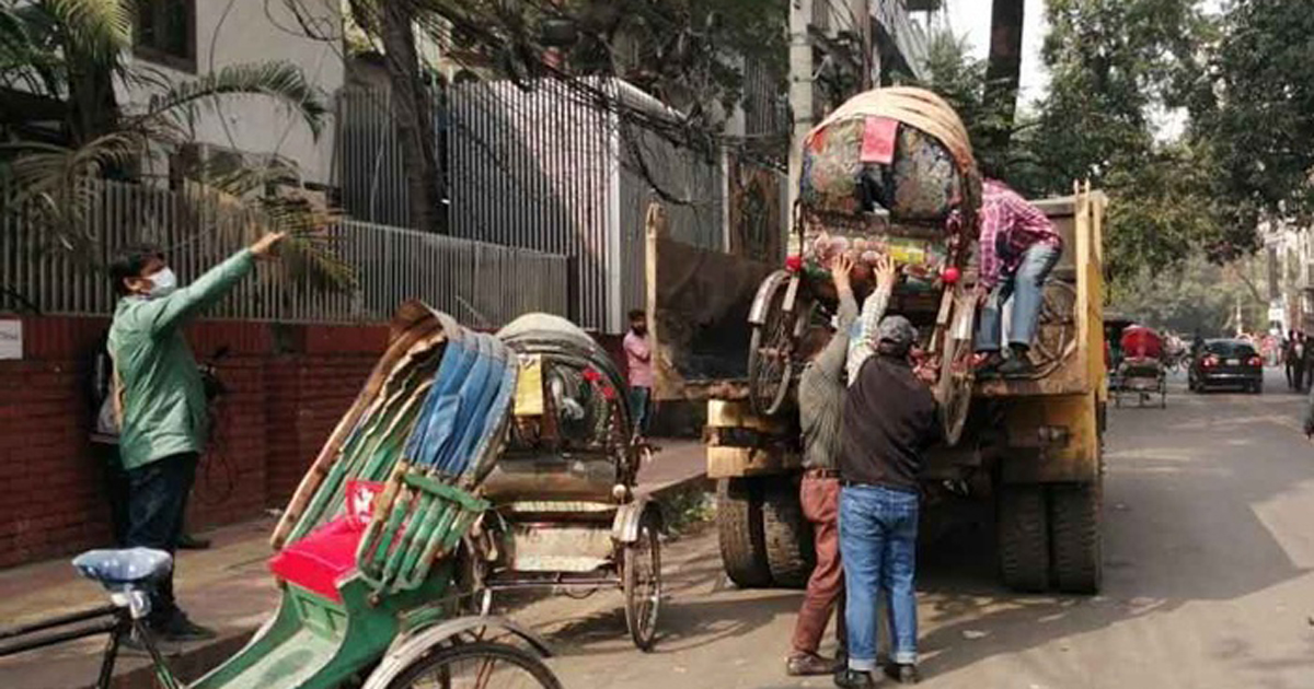 অভিযানের প্রথম দিনেই জব্দ ১৫টি রিকশা