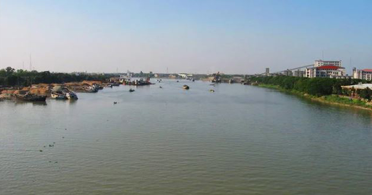 বুড়িগঙ্গায় লঞ্চের ধাক্কায় ট্রলারডুবি, নিখোঁজ ১০