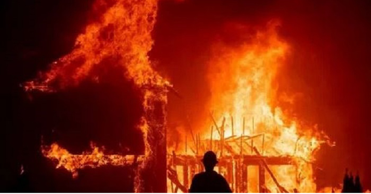 রাজধানীর কাপ্তান বাজারে আগুন, নিয়ন্ত্রণে ১২ ইউনিট