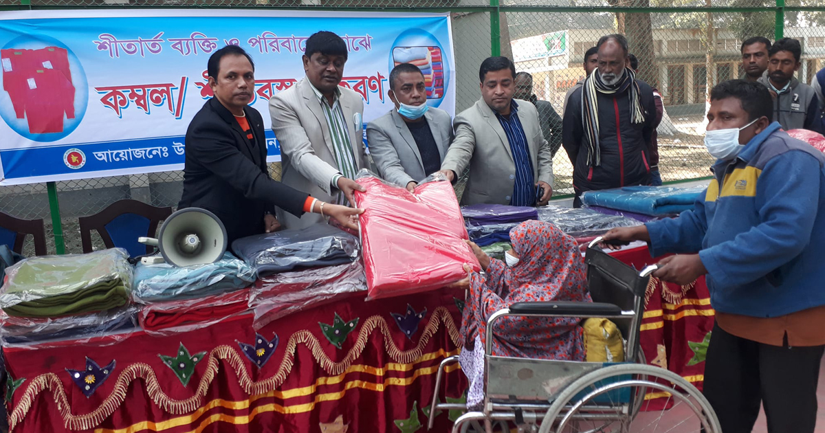 গোবিন্দগঞ্জে প্রতিবন্ধীদের মাঝে কম্বল বিতরণ