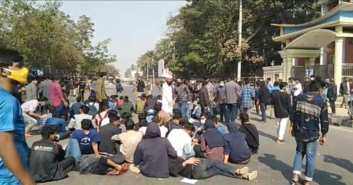 তেজগাঁওয়ে শিক্ষার্থীদের সড়ক অবরোধ