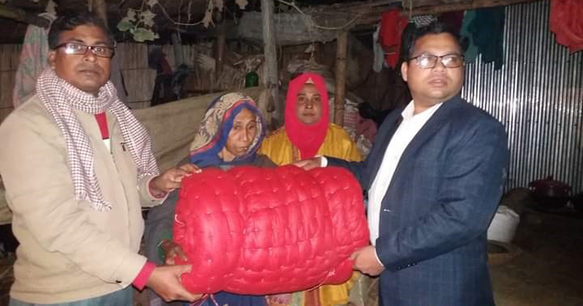 নাটোরে শীতার্তদের পাশে ‘শীতের হাসি’