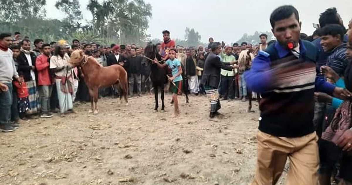 ঘোড়দৌড় দেখতে উৎসুক জনতার ভিড়