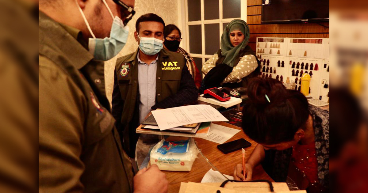 গুলশানের ‘র ক্যানভাস বারে’ ভ্যাট গোয়েন্দার অভিযান