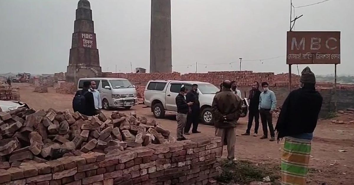 সাভারে অবৈধ ছয় ইটভাটাকে ৬২ লাখ টাকা জরিমানা