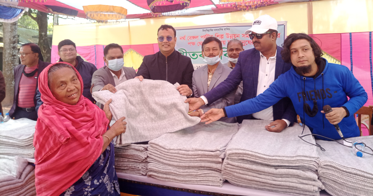 রংপুরে কম্বল পেয়ে শীতার্তদের উষ্ণ হাসি