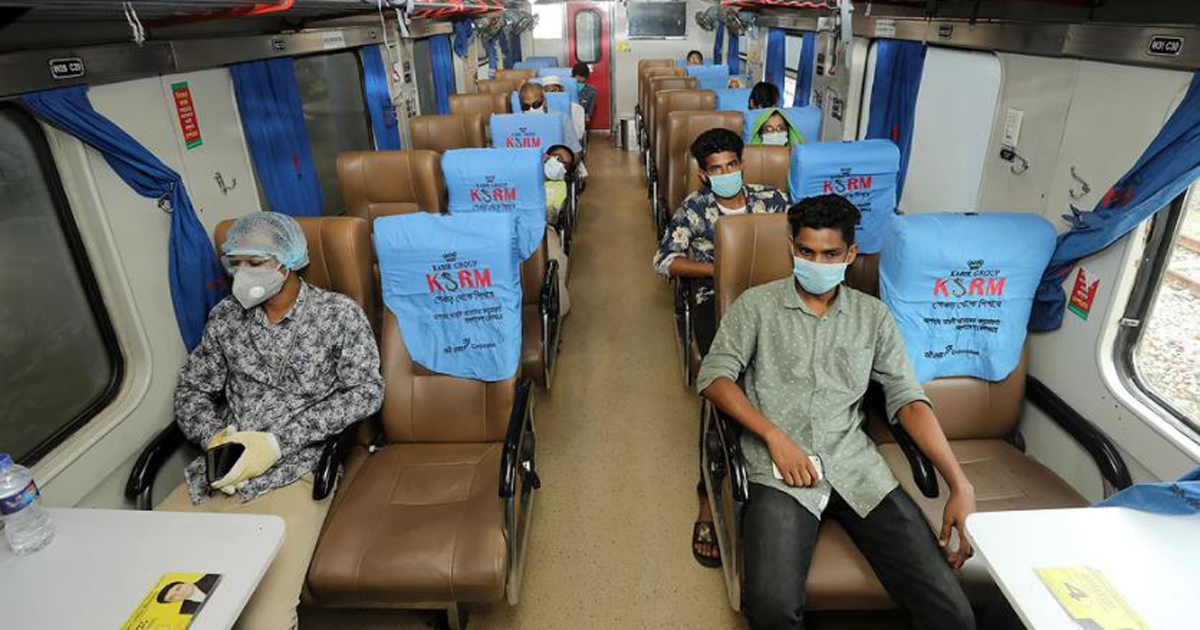 স্বাস্থ্যবিধি মেনে অর্ধেক যাত্রী নিয়ে চলছে ট্রেন