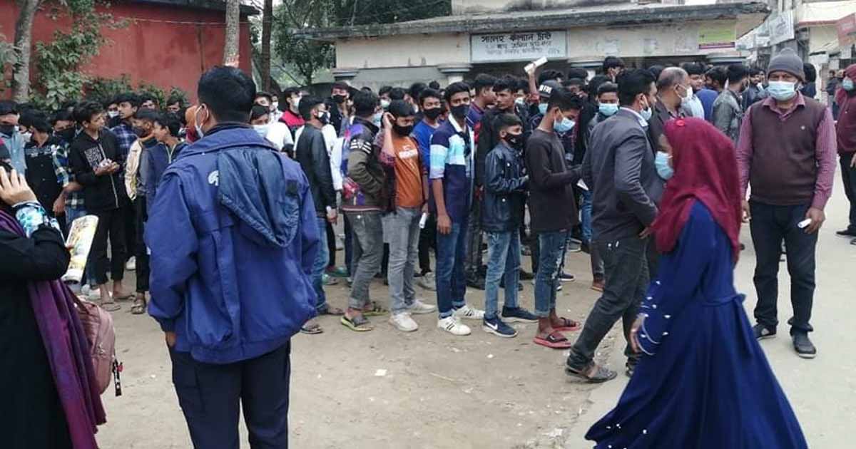 শিবচরে টিকা নিতে শিক্ষার্থীদের ভিড়