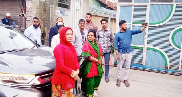 তৈমূরের বাসায় মিষ্টি নিয়ে হাজির আইভী