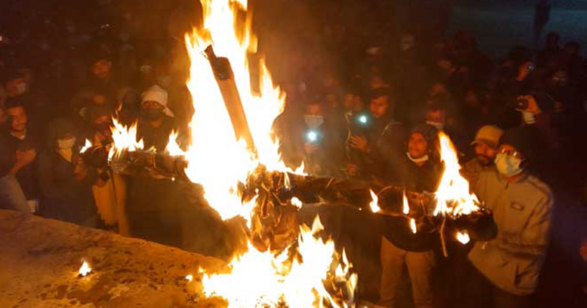 শাবিপ্রবিতে উপাচার্যের কুশপুত্তলিকা দাহ