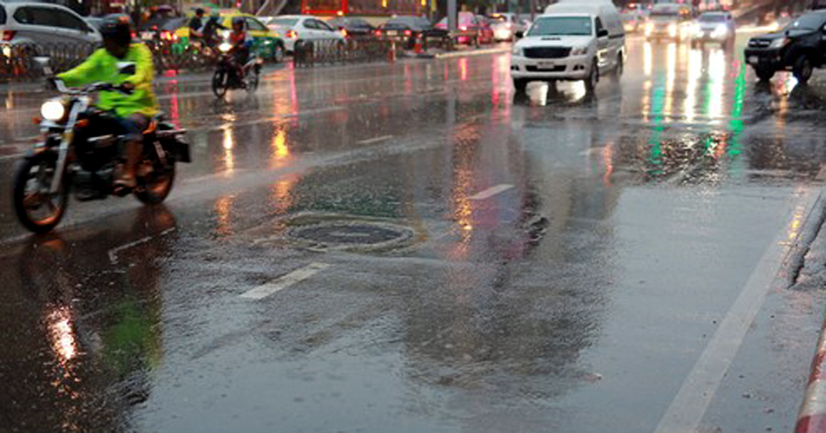 গুঁড়িগুঁড়ি বৃষ্টিতে বেড়েছে শীত