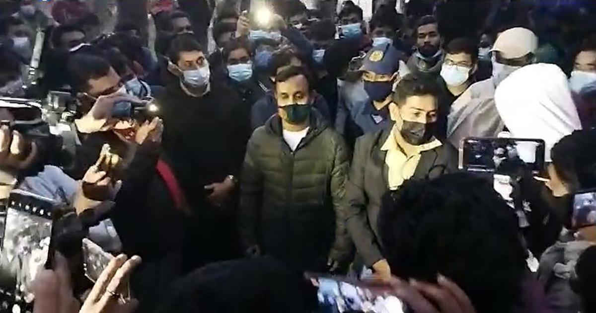 ‘প্লিজ তোমরা গেটটা খুলে দাও’