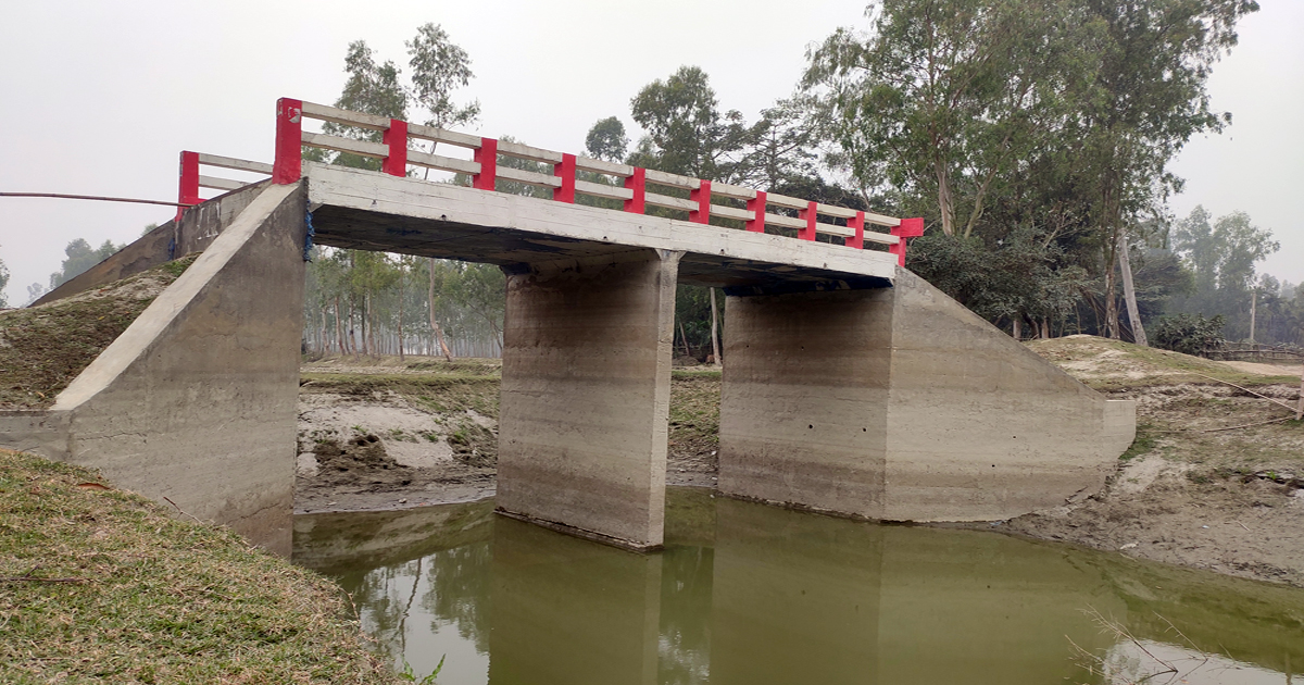 সড়ক না পেয়ে ‘এতিম’ ৩১ লাখ টাকার ব্রিজ!