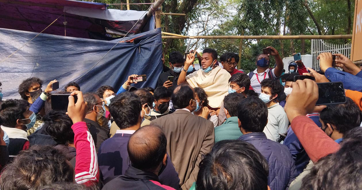 খাবার নিয়ে ভিসির বাসভবনে প্রবেশের চেষ্টা শিক্ষকদের, আটকে দিলেন শিক্ষার্থীরা