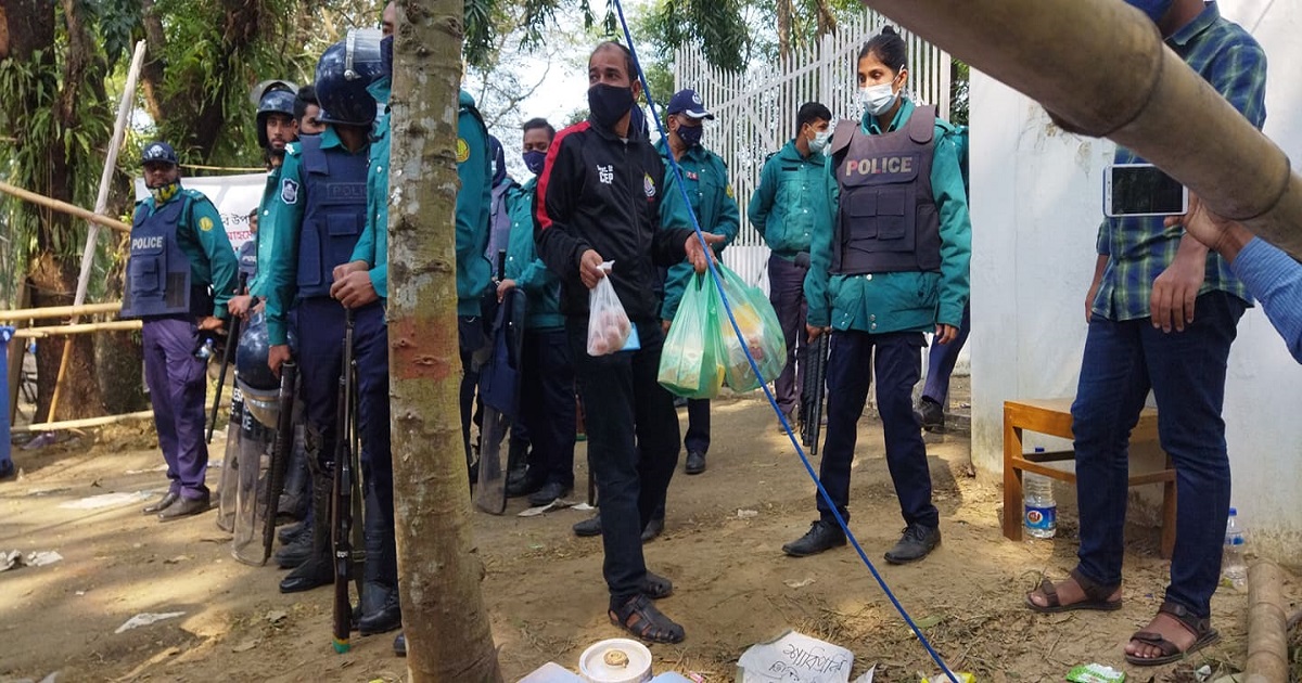 ভিসির বাসভবনে খাবার পৌঁছে দিয়েছে পুলিশ