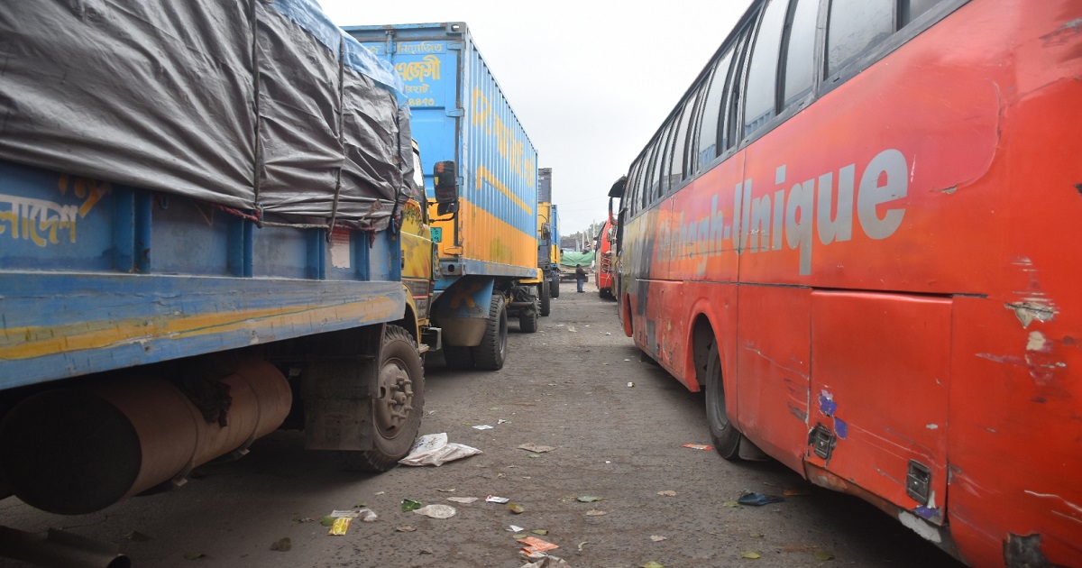 বৈরী আবহাওয়ায় পাটুরিয়ায় যানবাহনের দীর্ঘ সারি