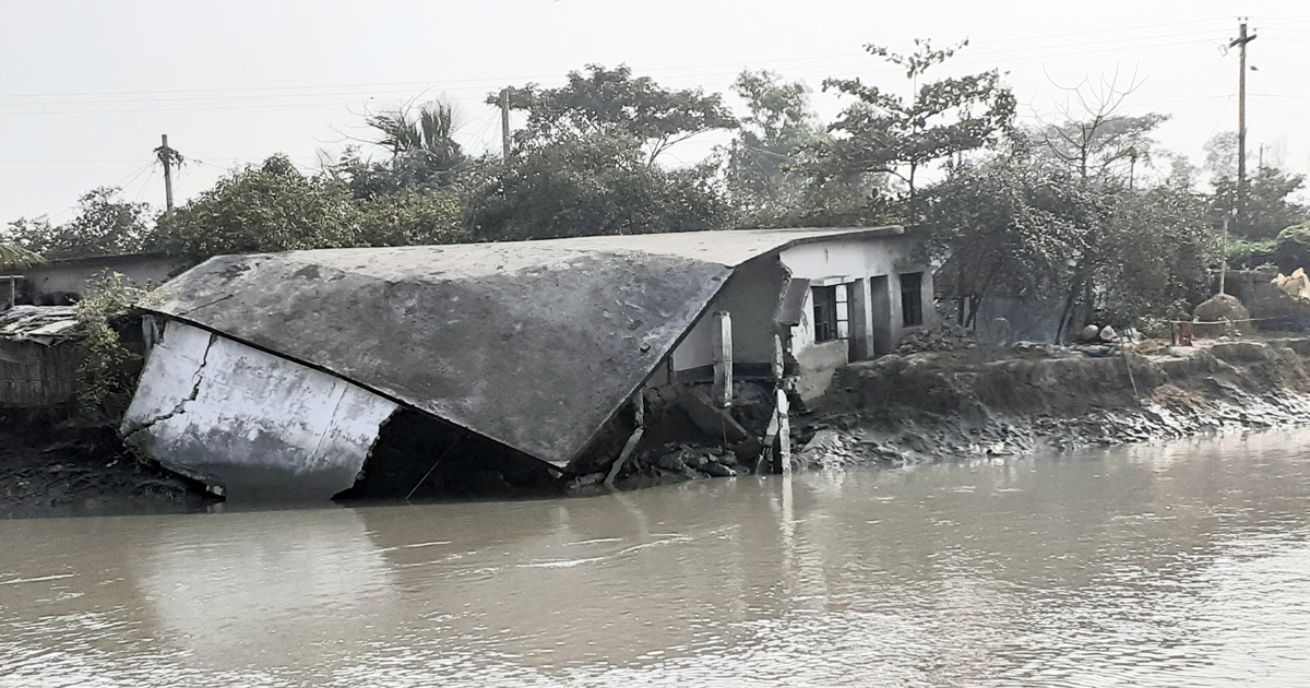 ভাঙনের ঝুঁকিতে রামপালের স্বাস্থ্যকেন্দ্র ও আবাসন প্রকল্প