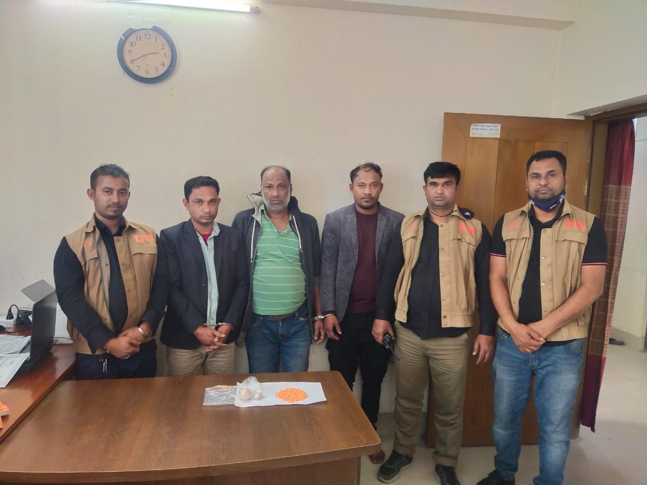 মানিকগঞ্জে চার মাদক কারবারিকে গ্রেফতার