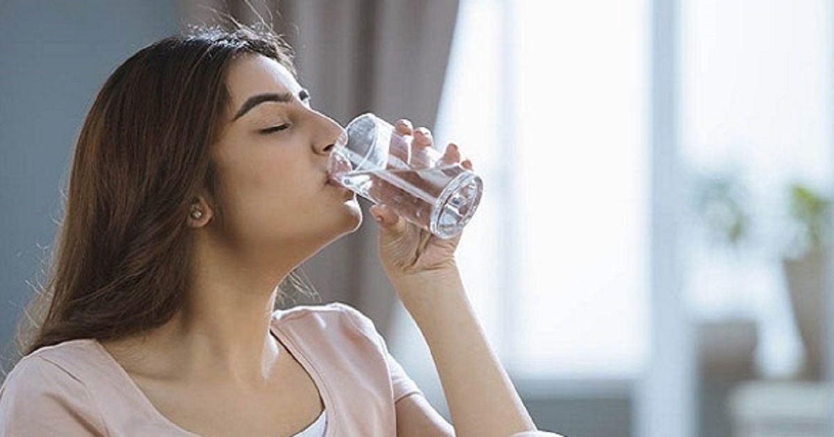 সকালে খালি পেটে পানি পানে যে ৭ উপকার