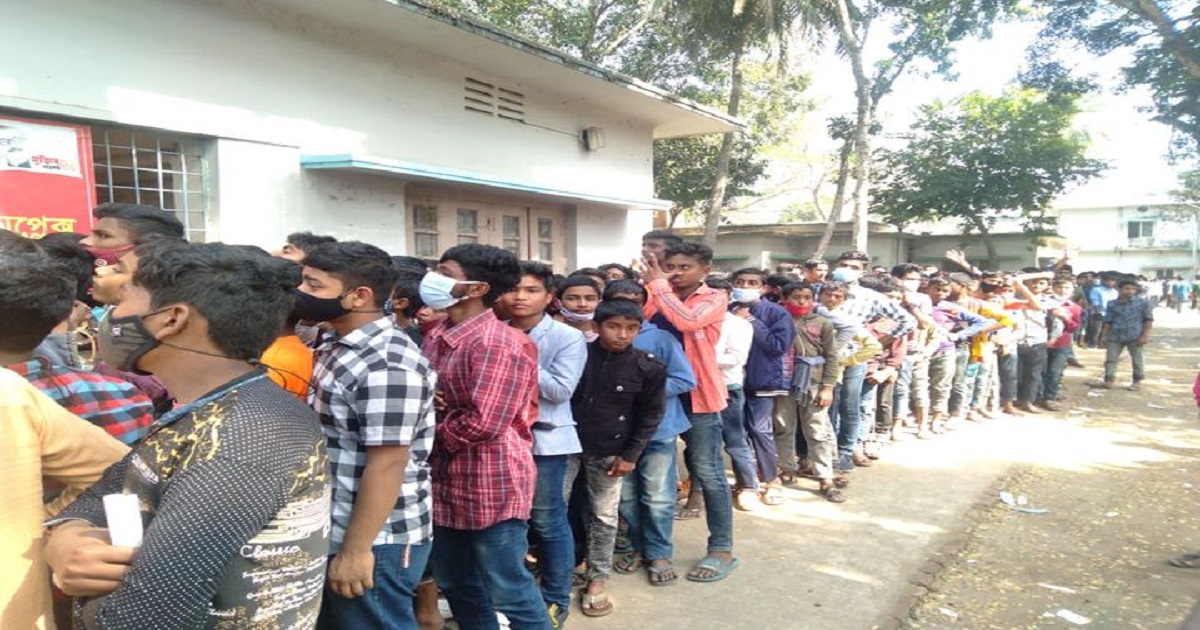 টিকা নিতে শিক্ষার্থীদের দীর্ঘ লাইনে অপেক্ষা