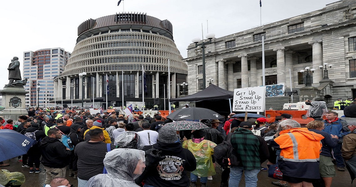 গান শুনিয়ে বিক্ষোভ দমন!