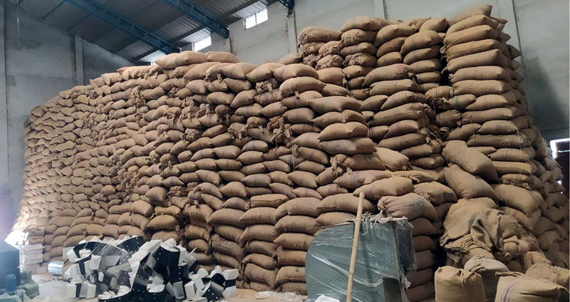 অবৈধভাবে ধান মজুদ ব্যবসায়ীকে লক্ষাধিক টাকা জরিমানা