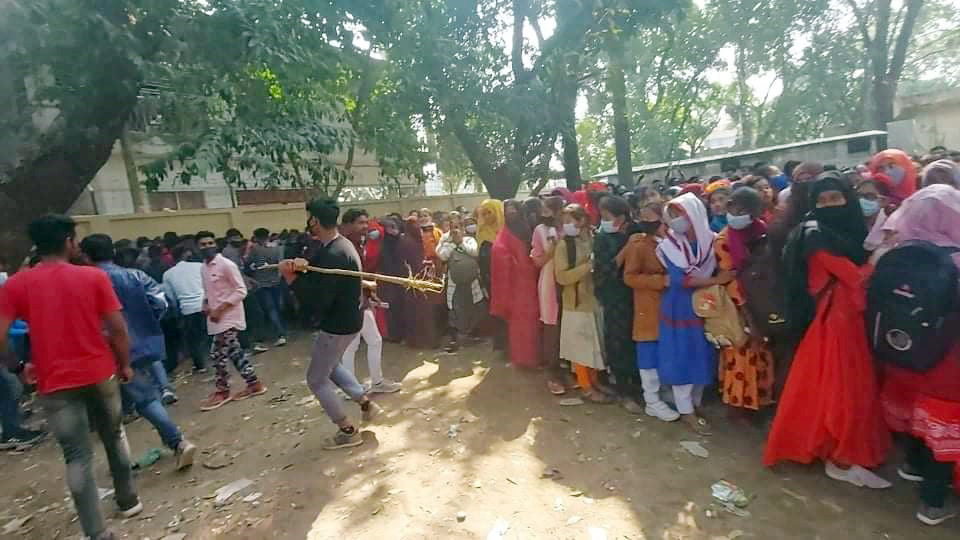 মার খেয়ে টিকা না নিয়ে ফিরেছে শিক্ষার্থীরা