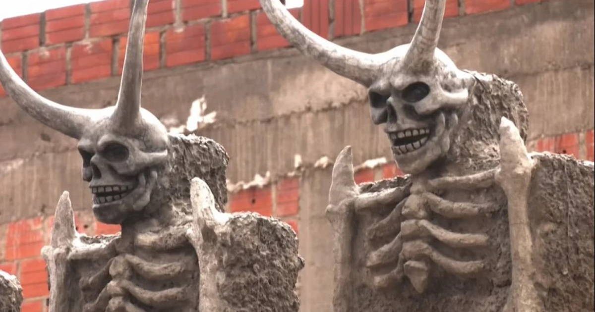 আতঙ্ক ছড়াচ্ছে রহস্যময় ভূতুড়ে বাড়ি