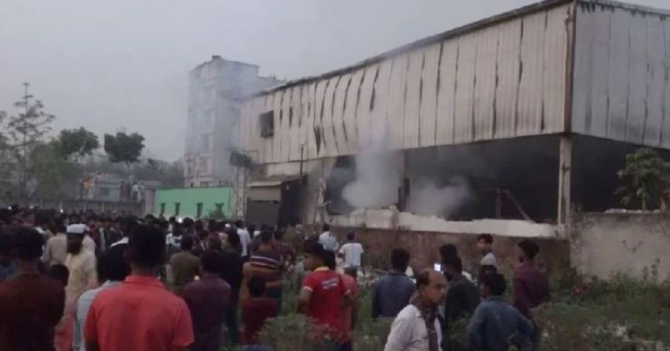 সাভারে আগুনে পুড়ে তিন জনের মৃত্যু