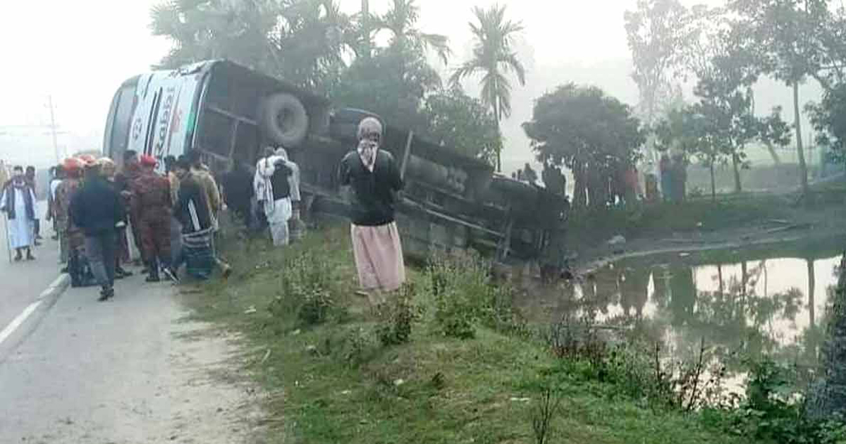 চরমোনাইগামী বাস খাদে পড়ে নিহত ১, আহত ১৫