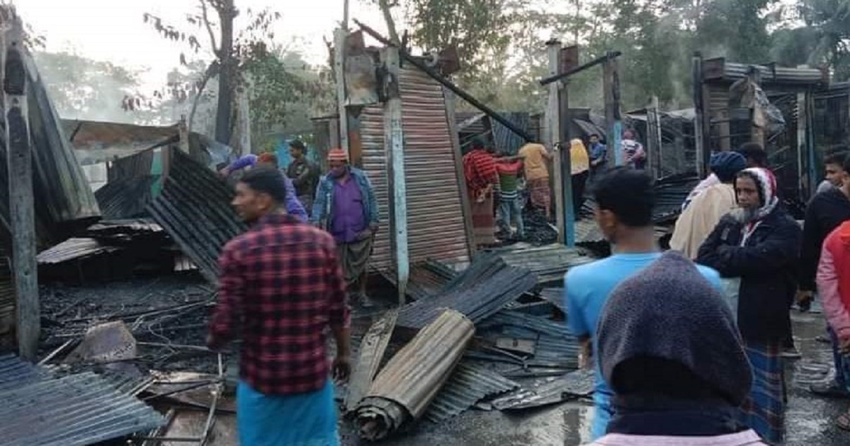 বেগমগঞ্জে আগুনে ১৩ দোকান পুড়ে ছাই
