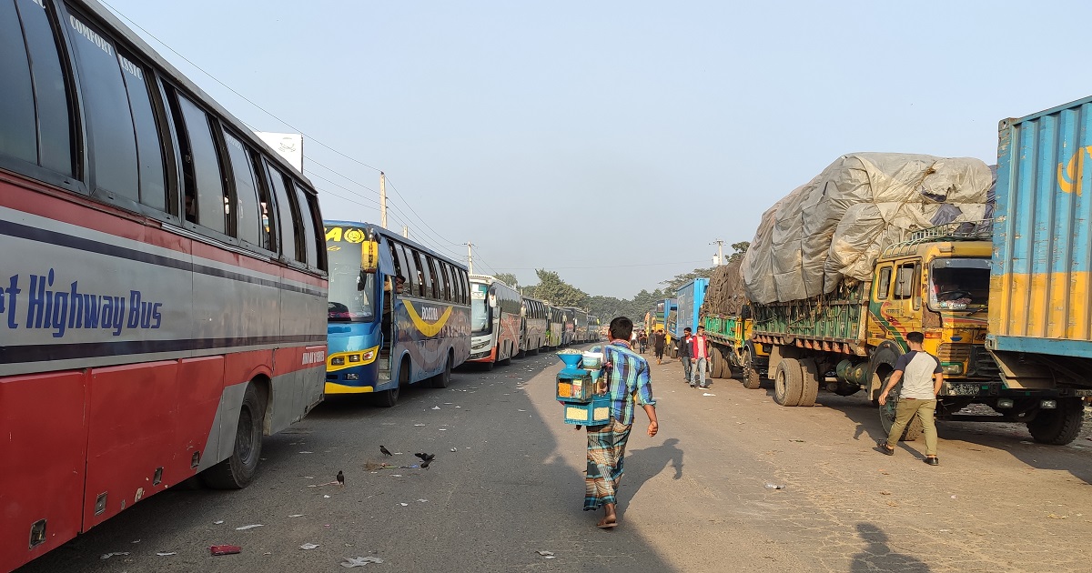 পাটুরিয়ায় ৫ কিলোমিটার যানবাহনের দীর্ঘ সারি