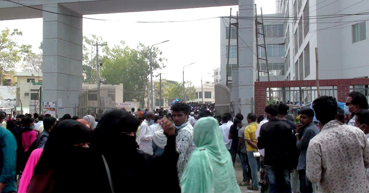 টাঙ্গাইলে টিকাকেন্দ্রে উপচে পড়া ভিড়