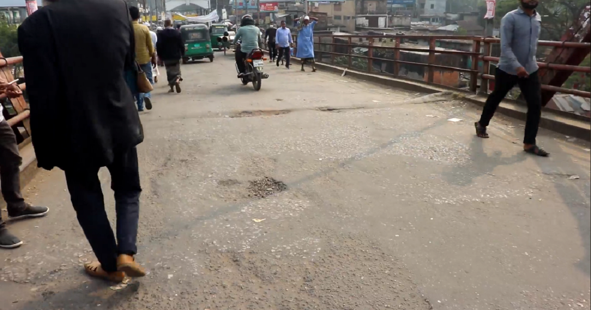 ঝুঁকিপূর্ণ ক্বিন ব্রিজ: দায় নেই সংশ্লিষ্টদের