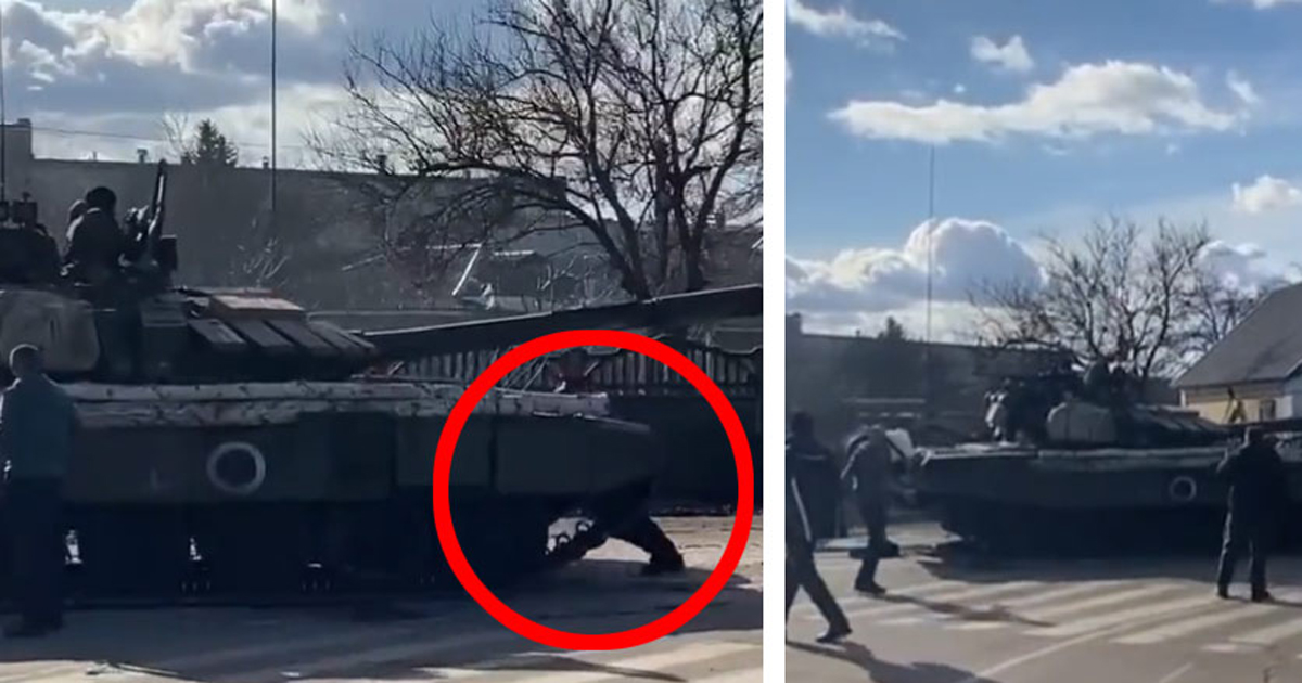 রুশ ট্যাঙ্কের সামনে অস্ত্রহীন ইউক্রেনীয়র বাধা!