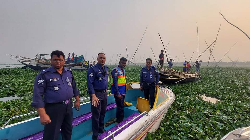 মেঘনা নদীতে অবৈধ মাছের ঘের উচ্ছেদ করলো নৌ পুলিশ