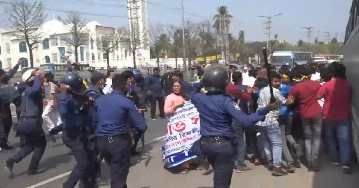 সাভারে বিএনপি-পুলিশের সংঘর্ষ, পুলিশসহ আহত ৮