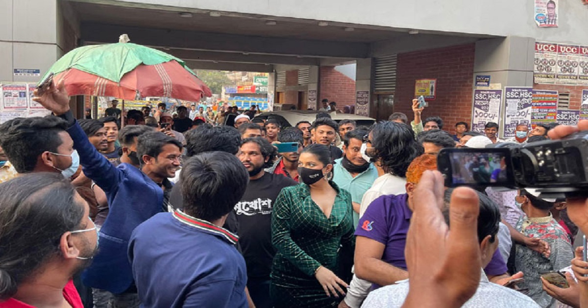 জুতা খুলে ভোঁ দৌড় পরীমনির!